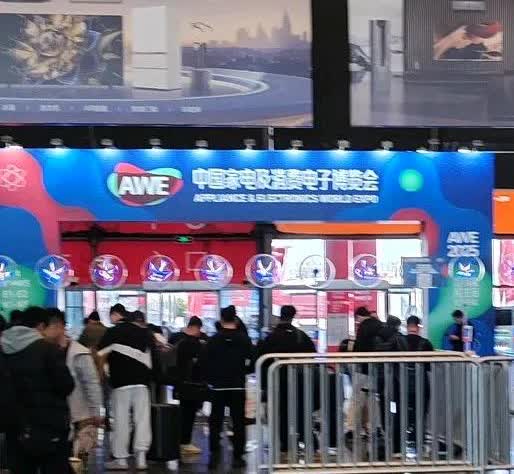 在杭州，听说有人为了看董宇辉，躲到树上去了[捂脸]宇辉那吃惊的小表情太可爱了，继