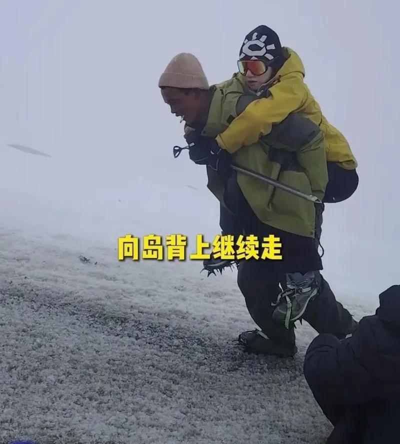 某地，嘴里叼着烟的夏尔巴向导，背着登山健儿攀雪山。走累了的时候，他们会抽根烟歇歇