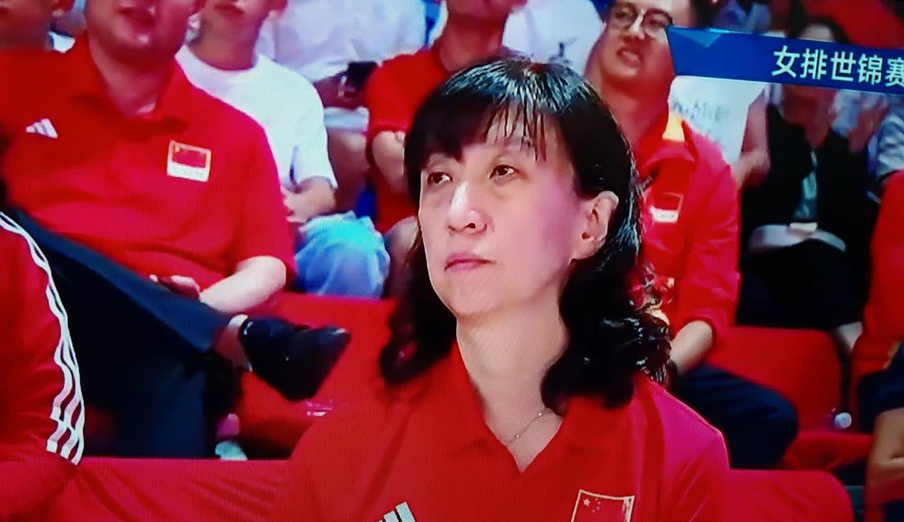 满脸无奈的赖亚文
（石华）
第一局墨西哥女排25比22赢了中国女排，第二局目