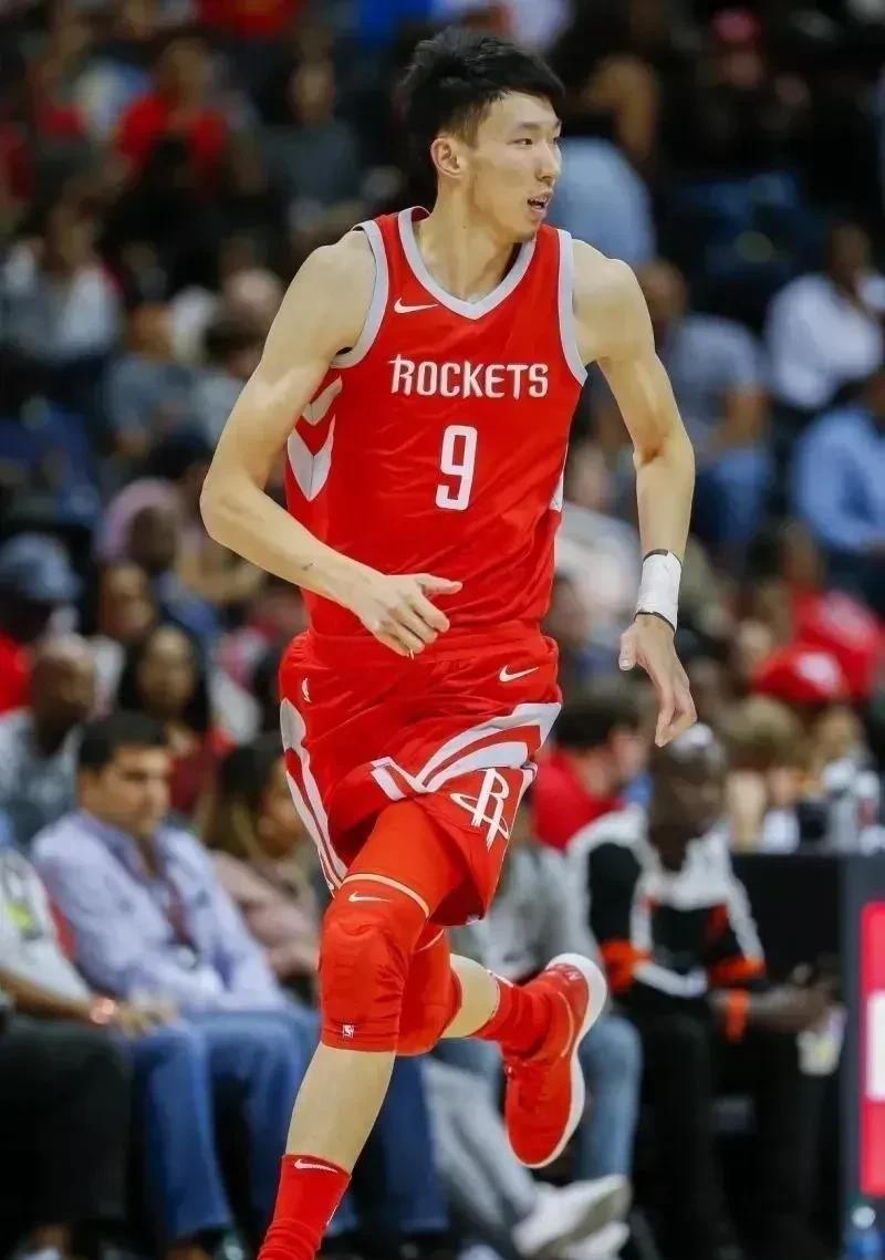 周琦在NBA夏季联赛首秀中狂砍17分，6个篮板，1助攻，1抢断，1盖帽，这数据直