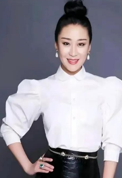 在演艺圈，有一位从陕西西安走出的实力派女星，她叫苗圃，用二十七年的时光，生动诠释