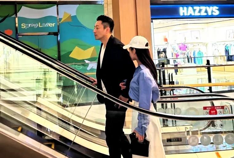 汪小菲带老婆现身自家餐厅，应该是去巡店的！昨天是他女儿11岁生日，难得回北京，还