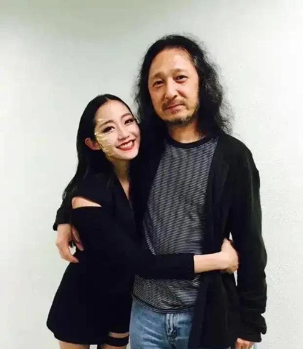 万千惠对她老公才华和能力，是那种崇拜到骨子里的，自然就自带滤镜。
这个男人是她理