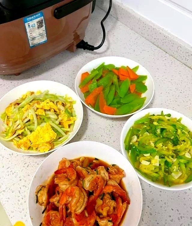 下班回到家看到66岁公公做的饭菜，我就很恼火，明明上班前我和他说了。

让他