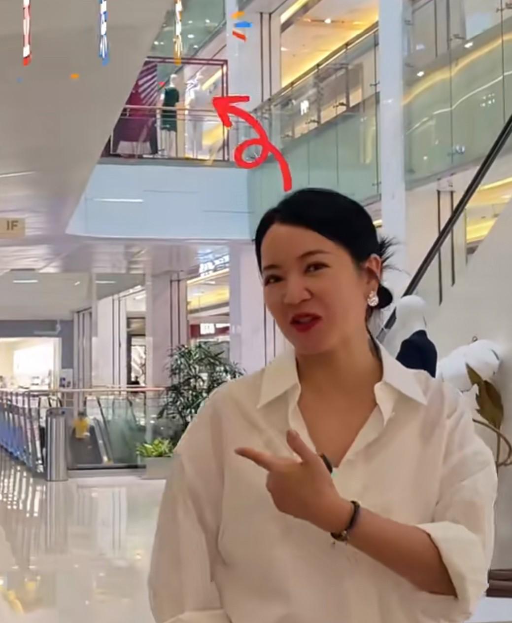 不知是有意还是无意
阿雅也在石家庄商场里出现了！可以肯定的是，她绝不是冲着汪小菲