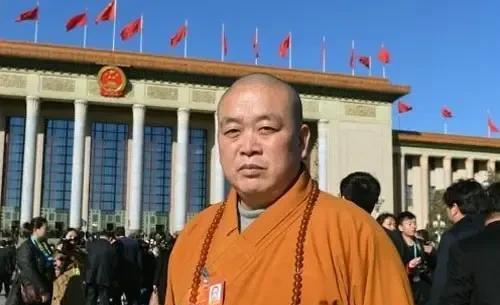 王宝强，是一个枕边人和经纪人联手，都搞不垮的男人。
释永信，却是一个私生活混乱到