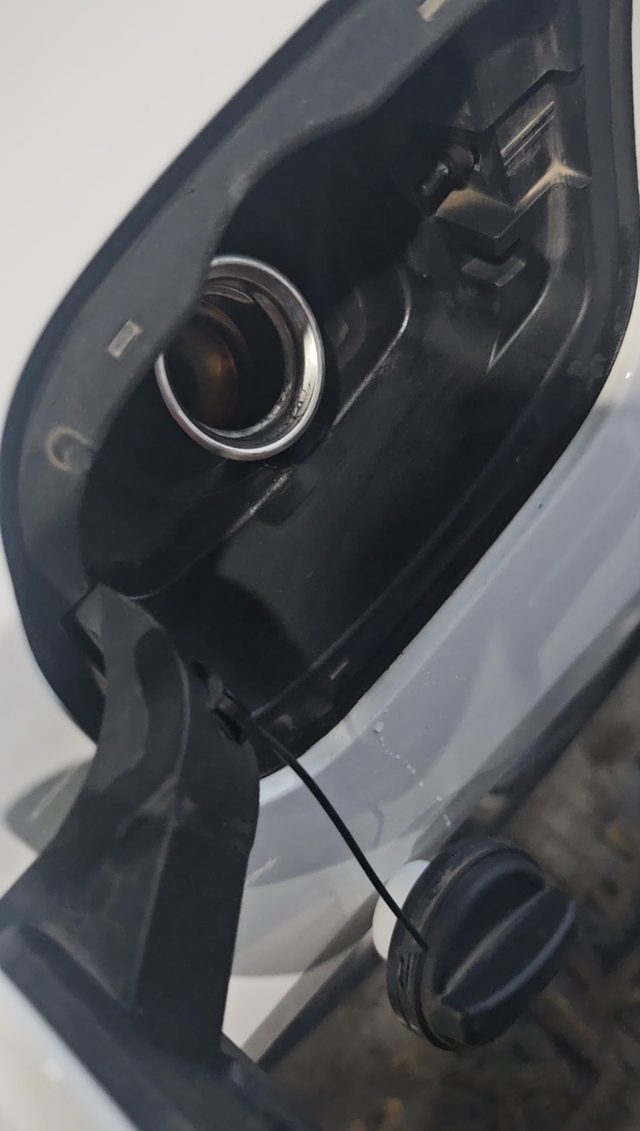 今天加油打开盖子又冒气又冒油的
加油员说管路什么堵了，要清洗啥的，然后我问售后，