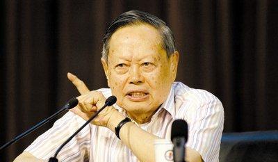 “一定要建，不建中国将落后30年！”2016年，杨振宁曾顶着骂名，极力反对花20
