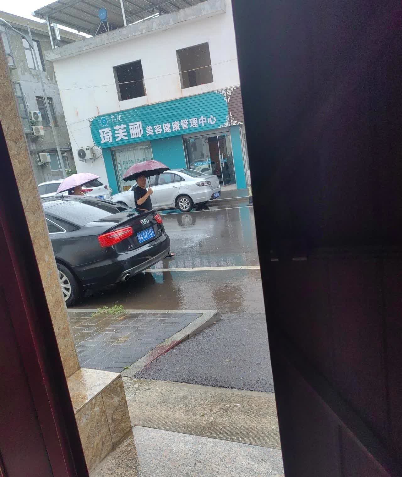 老天终于下大雨了，都大半年没有下了，好凉爽，这场大雨就像是上天恩赐的礼物。大半年
