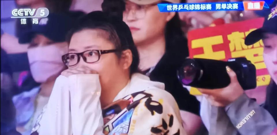 孙颖莎王曼玉被匪夷所思的这个球所左右
一，王曼玉在非常被动之下下意识救球，就是“