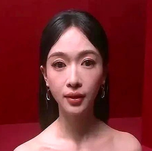 姐妹们快来看！

吴谨言最新活动生图把我惊到了！

镜头怼到脸上拍签名时，能明显
