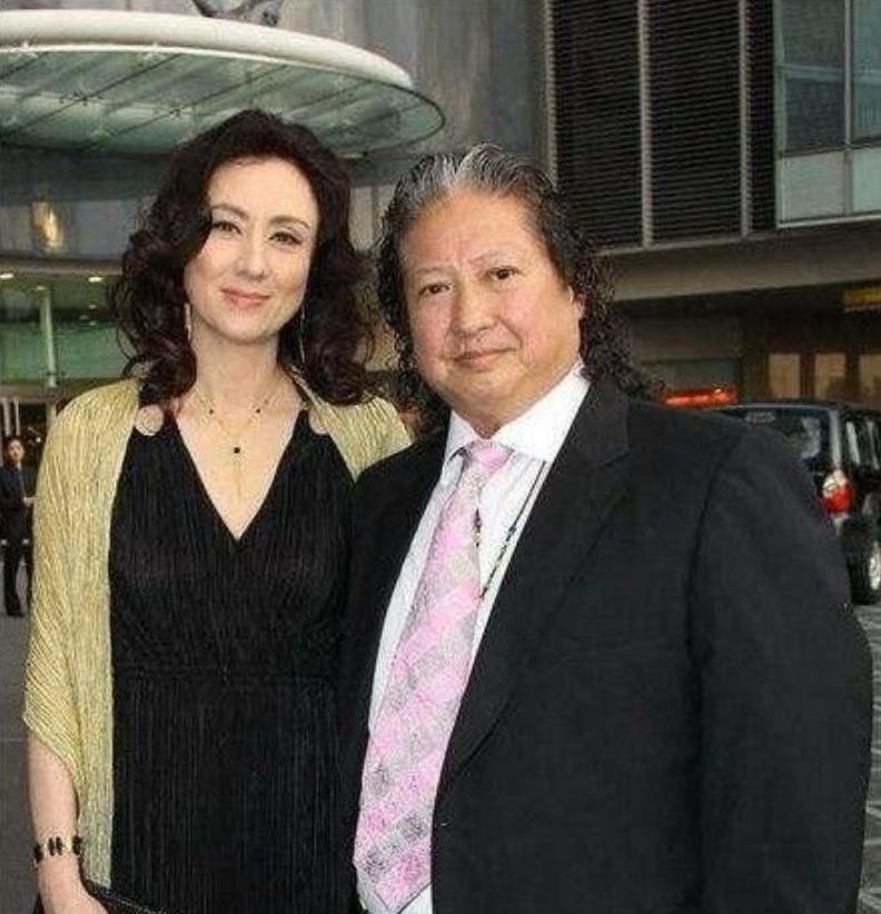 1977年，洪金宝带着自己女助理到去住酒店，前台说：“没有结婚证，不能办理一起入