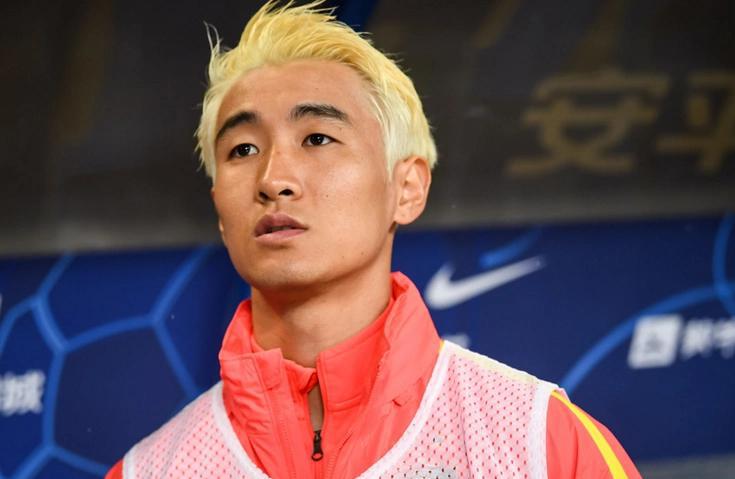 令人震惊！
韦世豪，真是一位勇士！
这位饱受争议的球员，竟成为国足屡战屡败之