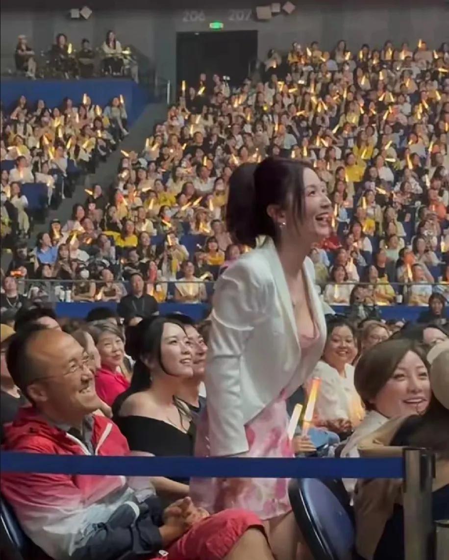 张萌，作为红杏出墙的人妻角色资深表演家，带着富商老公吕超参加了刘宇宁的演唱会，她