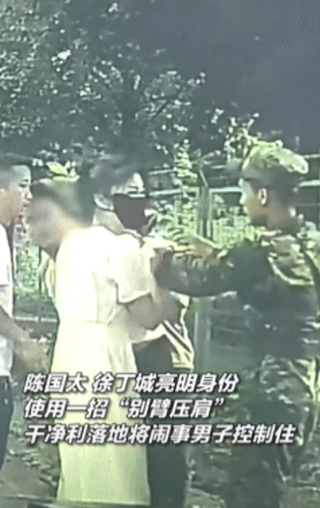 浙江金华男子拉扯女子被武警秒制服，网友调侃：这是嫌命长？