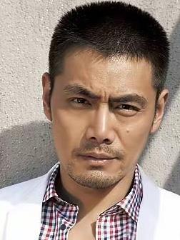 单说令狐冲这个角色，我真心觉得邵兵演肯定比李亚鹏强。至于其他的，比如邵兵开拍15