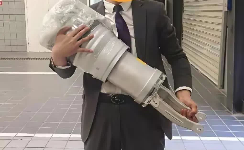 这是某国产百万豪车的空气减震，是我所见过的最粗壮的气减了。

我第一个念头就