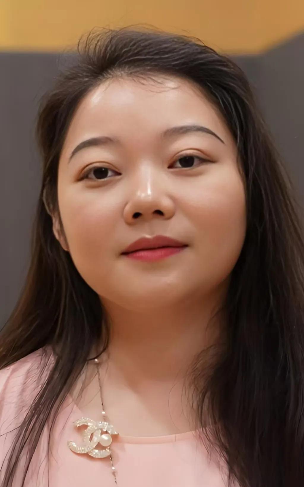谢彦巧，1995年生于河南洛阳，是豫剧大师马金凤最小的亲传弟子 。她4岁接触戏曲