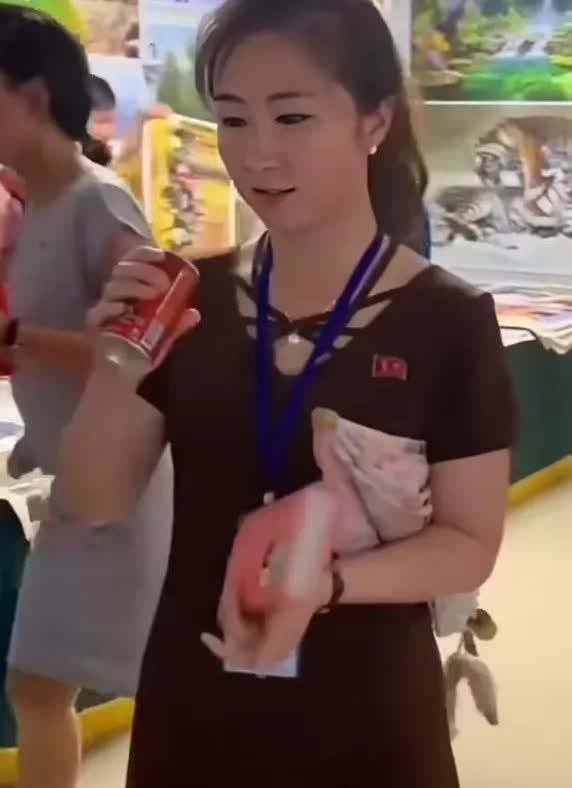朝鲜女人为什么不喜欢穿裤子呢？

你们发现了没有？朝鲜女人不喜欢穿裤子，个别