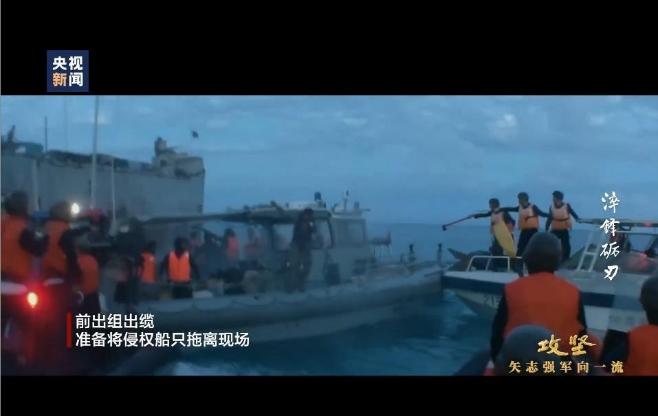 首次曝光！菲军掏出枪支对抗中国海警执法，我海警高喊：冲我来！
8月1日，央视《攻