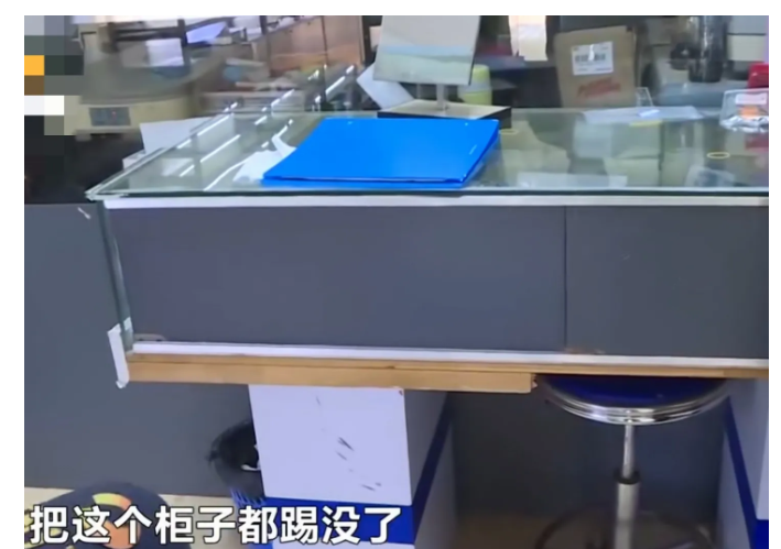 湖南长沙，一名男子租了一个店面，租了13年，连年涨租，涨到162000元，男子负