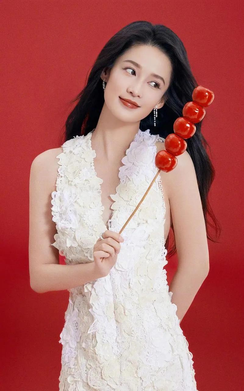 李沁的美貌是那种清新脱俗的。她拥有一张精致的瓜子脸，五官灵动而和谐。那双灵动的大