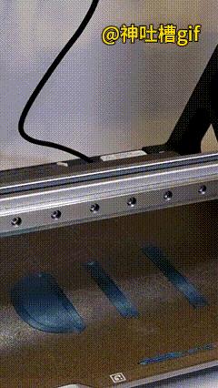 神奇的3D打印机：就像电影里的情节一样，一只拖鞋一点点被打印出来，而且非常的结实