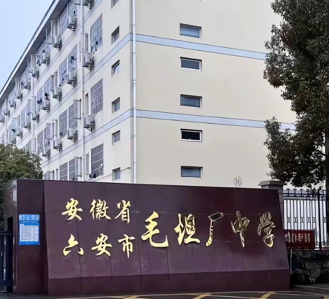 有个安徽的朋友，以前他跟我说毛坦厂中学每个班有百多个学生，我不信，我说广东这边一