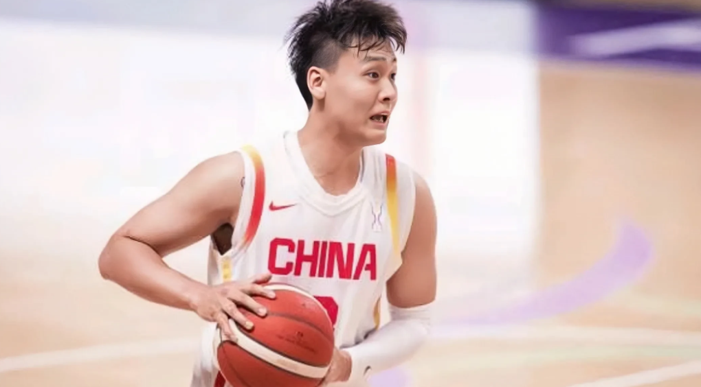 赵睿19分，中国男篮亚洲杯首战险胜沙特取得开门红。亚洲杯小组赛，中国男篮首战东道