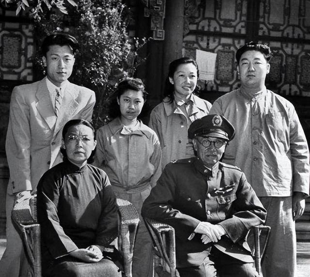 1914年，31岁的阎锡山，娶了14岁的小妾，洞房之夜，阎锡山对小妾说：“你躺下