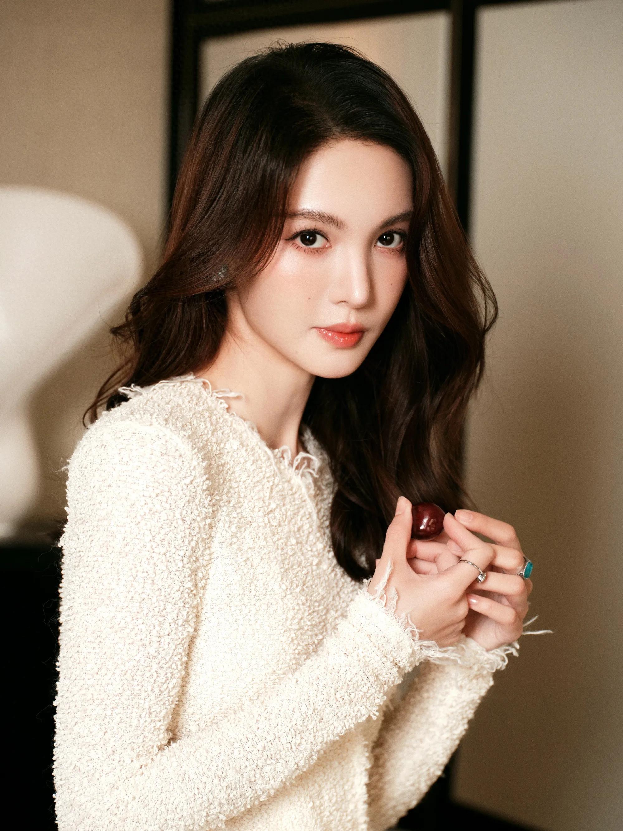 女星金晨优雅造型： 非凡气质、公主魅力！
