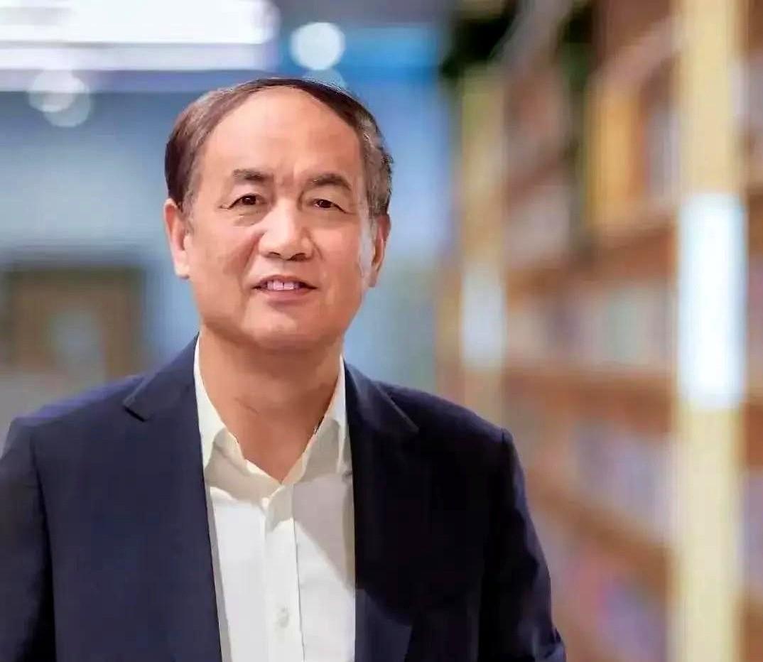 深圳中学校长朱伟华，被誉为广东最好的中学校长。
他的成功，不仅仅是个人的努力，还