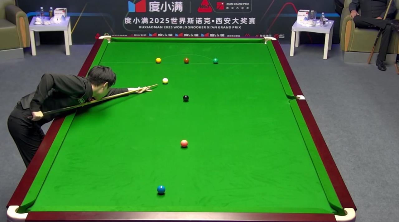 终于硬了一回！吕昊天5:4决胜局险胜史蒂芬斯，晋级西安大奖赛16强。1/16决赛