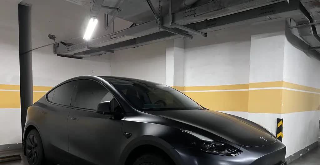 去年6月，我入手了特斯拉Model Y 2024款554公里后轮驱动版，当时满心