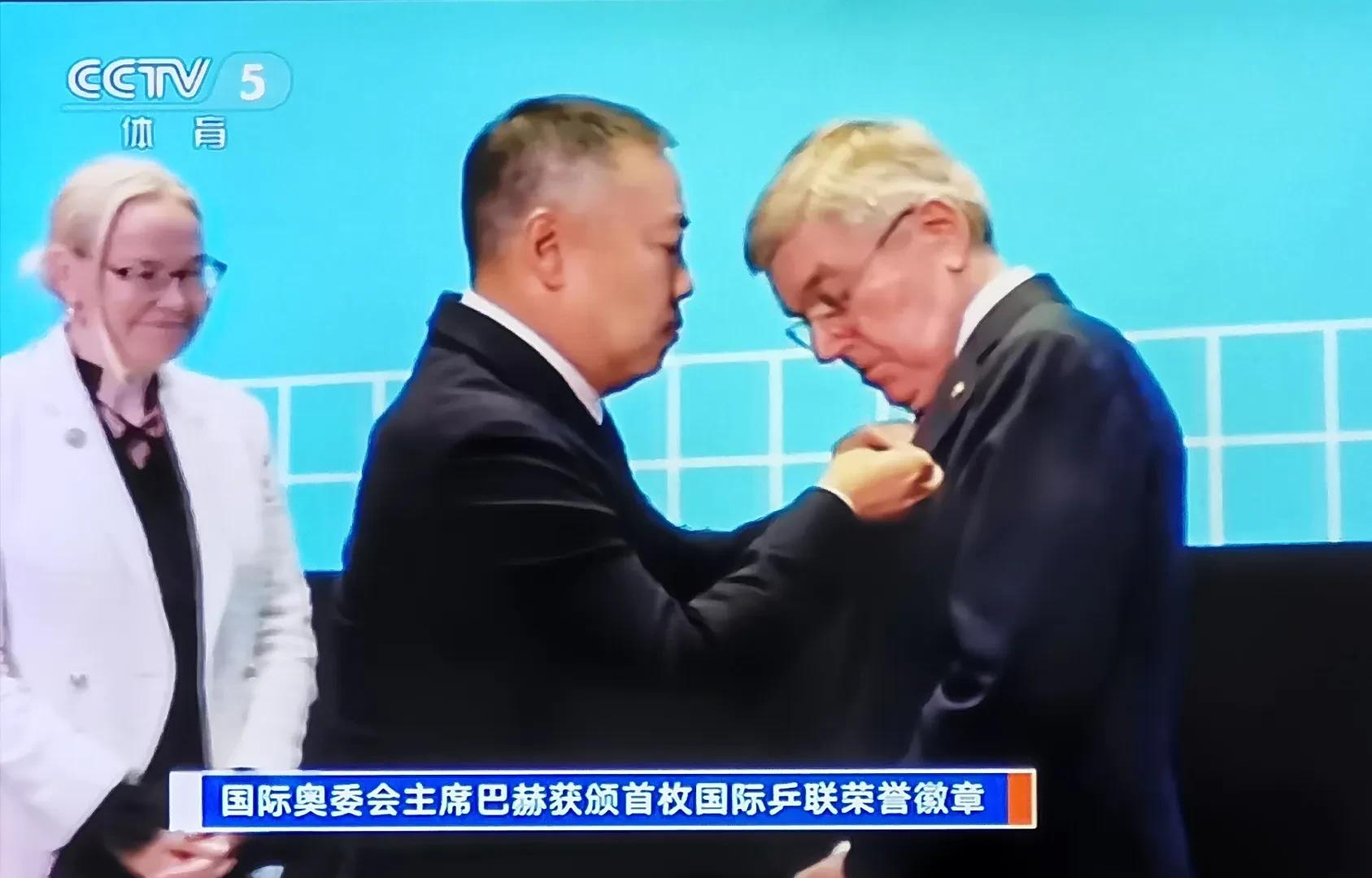 刘国梁为巴赫授予国际乒联最高荣誉勋章。  这枚闪耀的奖章，不仅象征着国际乒联对巴