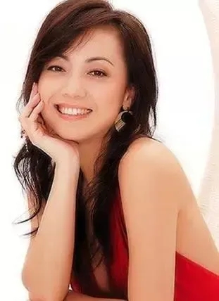 邓萃雯的家庭成员


父母

• 父亲：邓萃雯的父亲在商界有所成就。邓萃雯小时候