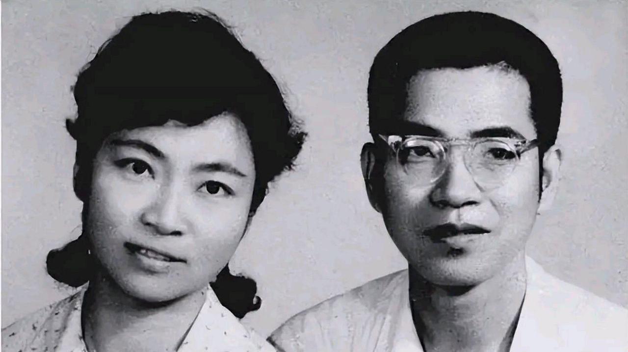 1977年，44岁的陈景润在住院时，喜欢上了27岁的女军医，在向女军医表白时，将