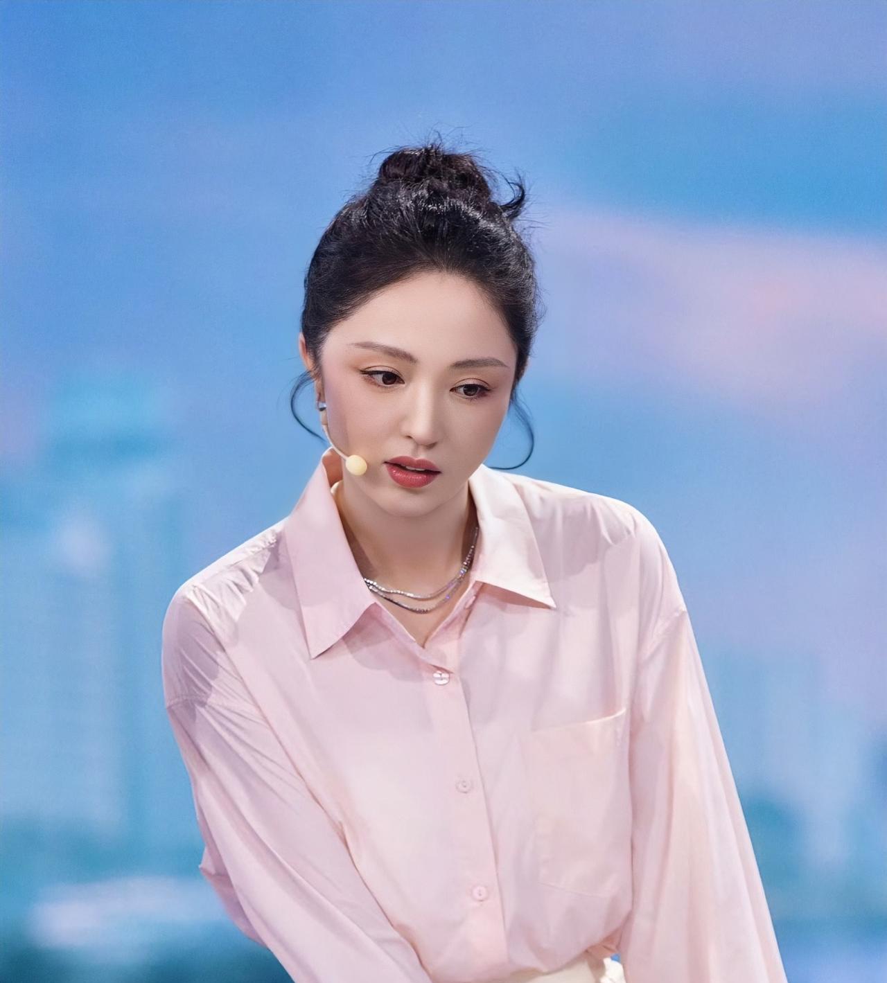 说真的心疼谁都别心疼明星，
普通人根本不了解她们，
表面上看起来董璇像是一个独立