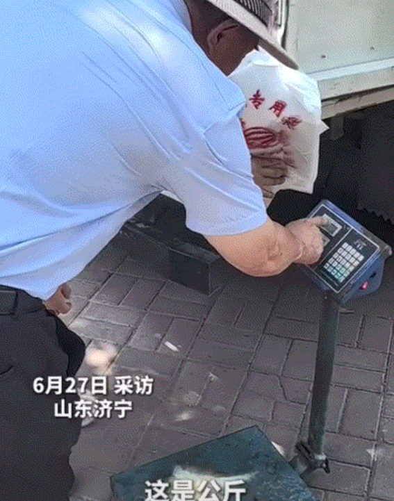 暖心了。济宁，一大爷去一个年轻女子的西瓜摊买西瓜，结果女子将秤上的“公斤”看做了