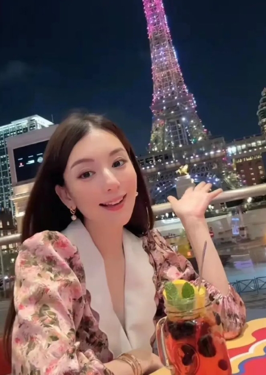 方媛怀孕开心到澳门旅游，郭富城不在抠门宠妻升级，送老婆黑卡随便刷！