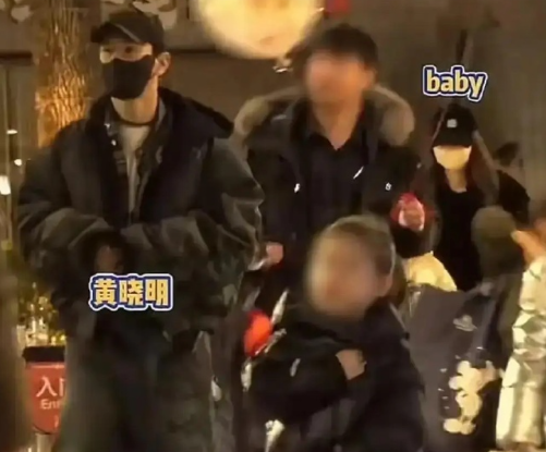 1月25日，深夜，有人拍到黄晓明杨颖带着儿子到迪士尼游玩，由于天气比较冷，两人身