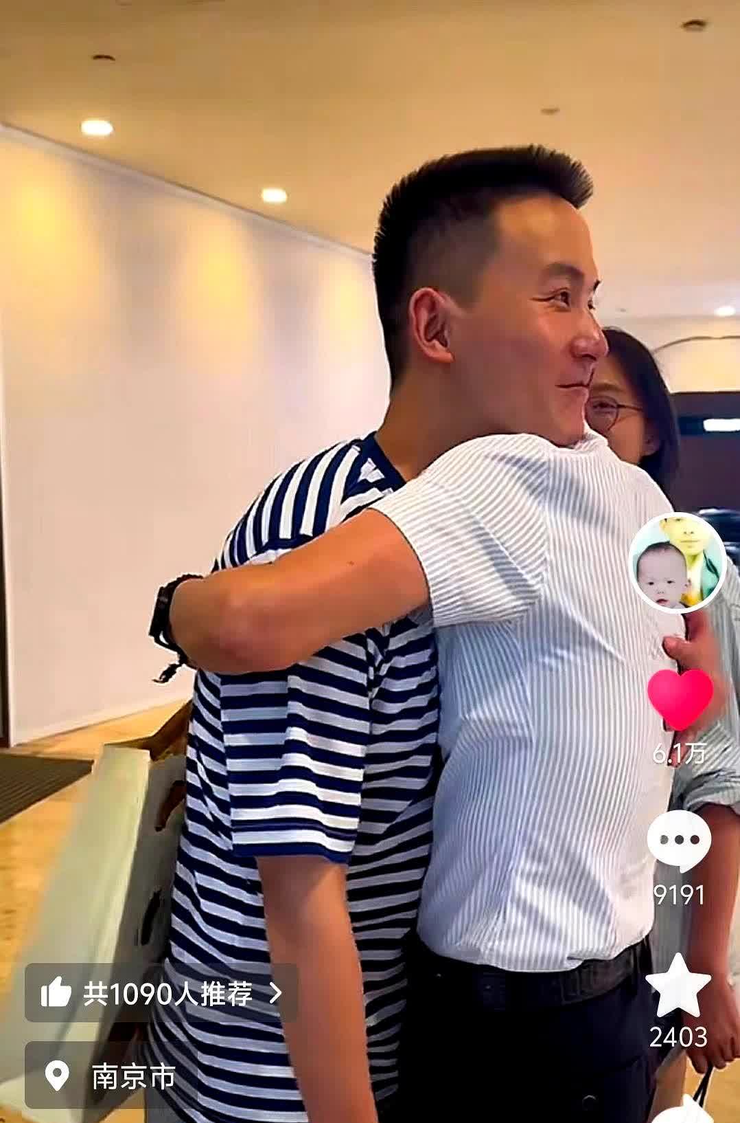 浩男在那一瞬间内心波动，强忍着泪水，即便字面上的感情波动如潮。
他用力捶了捶胸