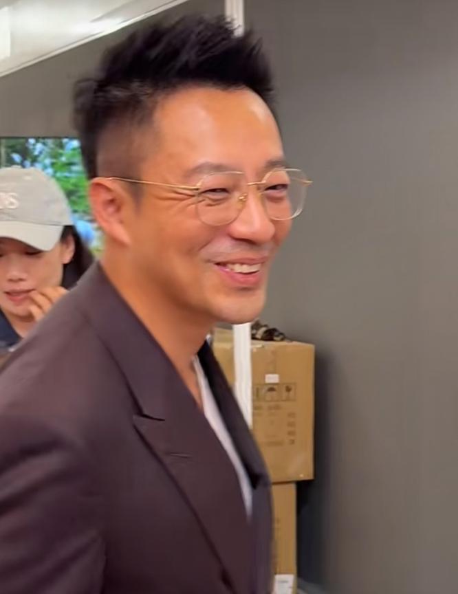 今天的汪小菲
不仅懒理放下身段要面谈的s妈，更是把自己的生日当成了工作日！一大早