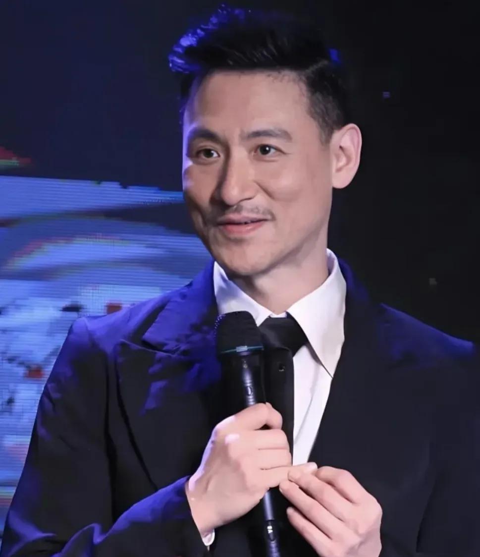 这下弄明白了
为什么张学友演唱会一开始与高考撞日期不愿意延期了
换做是任何一个人
