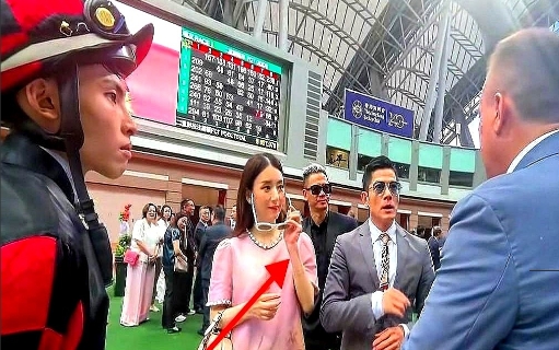 我发现一个事！

方媛是实打实的花瓶！

前两天郭富城带她和外国友人聊天，全程英