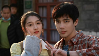 大家都散了吧，
关晓彤和王安宇不可能在一起的，
王安宇27岁，关晓彤28岁，姐弟