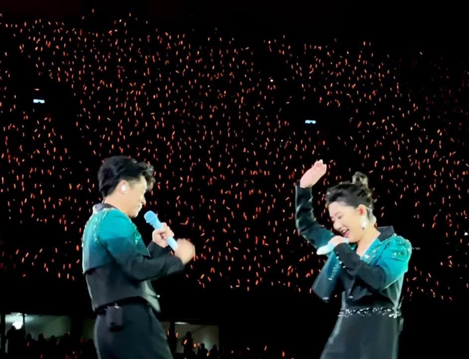 问刚从青岛凤凰传奇演唱会回来的朋友：
曾毅出事后，最后一场人不得少一大半？
