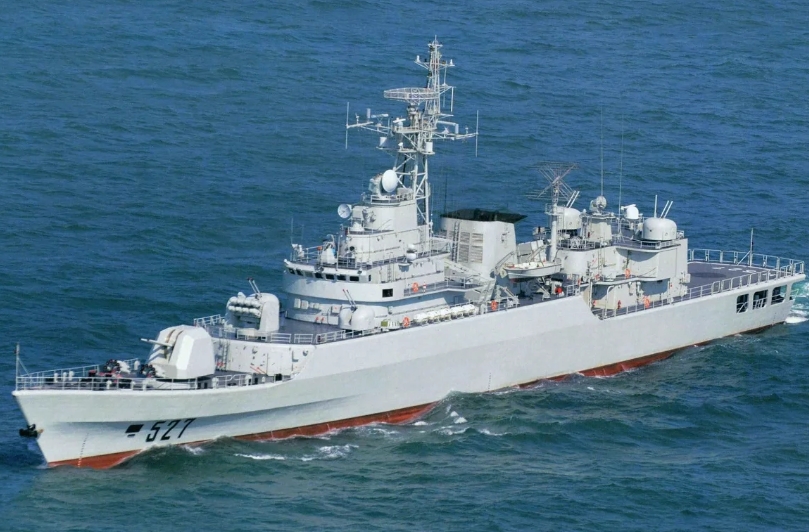 053H3型护卫舰舰长112米，舰宽12.4米，吃水4.3米；标准排水量2250