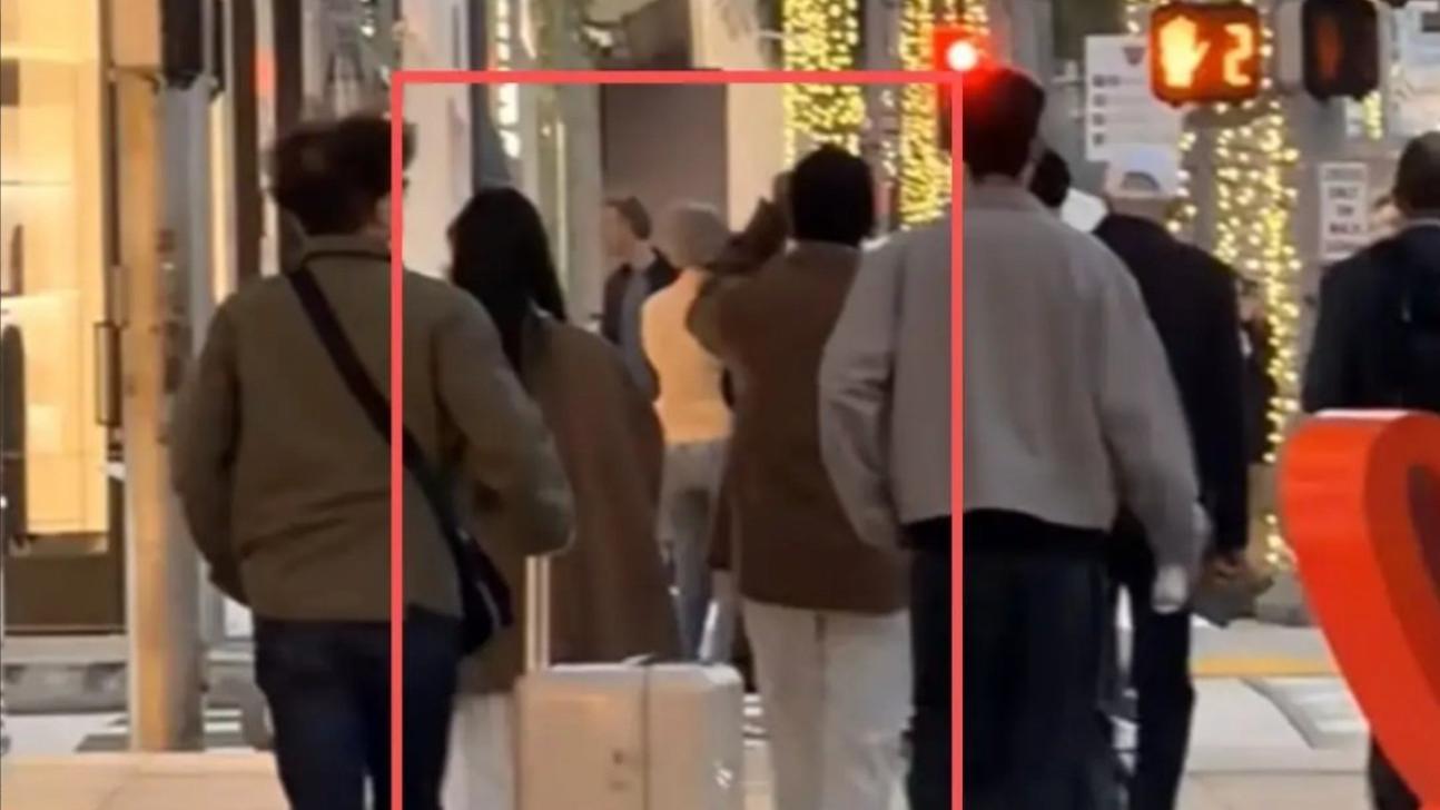 林俊杰与女友同框照疑曝光，两人穿情侣装被偶遇