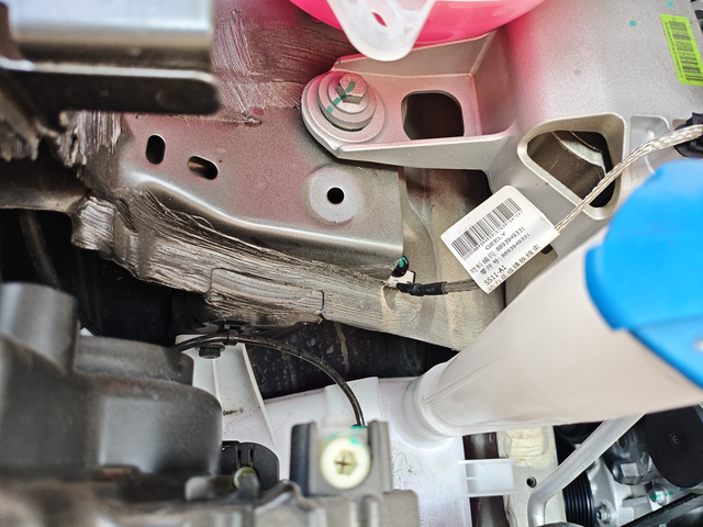 这个是正常的吗
帝豪的车友们，新车开了一个月，才注意到引擎盖下面这里有这个，这个